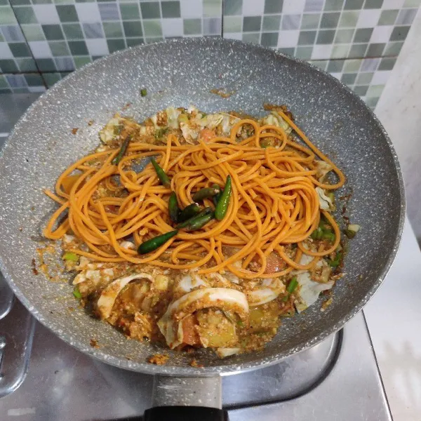Masukkan mie lidi dan cabe rawit. Aduk rata.