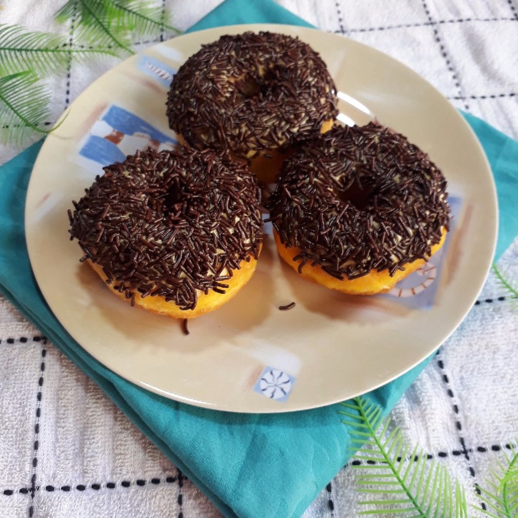 Bahan-bahan donat labu kuning dalam wadah kayu