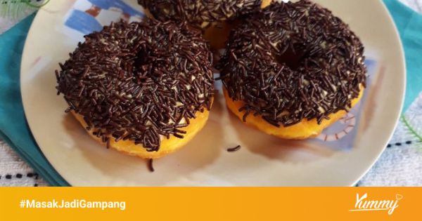 Bahan-bahan donat labu kuning dalam wadah kayu