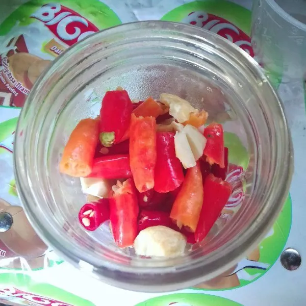 Haluskan bumbu.