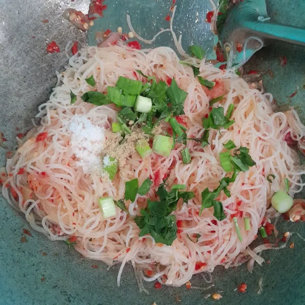 Tambahkan mie bihun, daun bawang, garam, kaldu bubuk, dan seledri. Masak sampai tercampur rata.