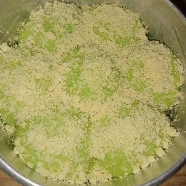 Setelah mengembang olesi dengan susu evaporasi dan tambahkan taburan milk crumble di atasnya. Panggang selama 30 menit dengan suhu 180°C atau hingga matang (sesuaikan oven masing-masing).