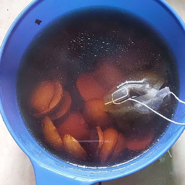 Rendam dalam air teh hingga dingin, lalu keprok.