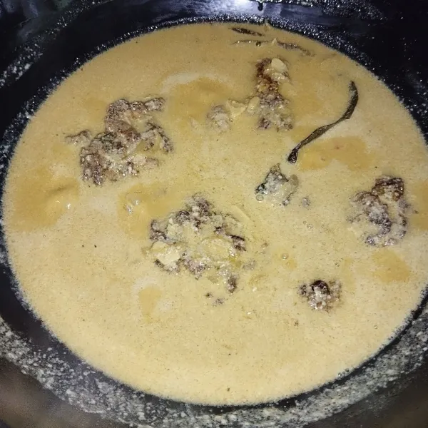 Masukkan daging yang sudah digoreng, masak hingga kuah meresap.