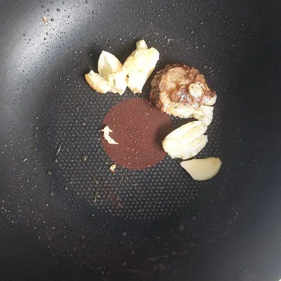 Tumis bawang putih dan jahe.