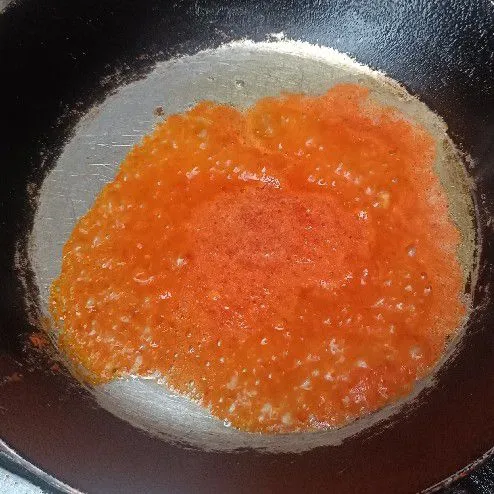 Tumis bumbu halus hingga wangi.