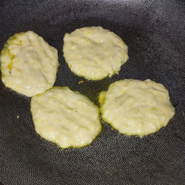 Tuang adonan, masak hingga salah satu sisinya matang.