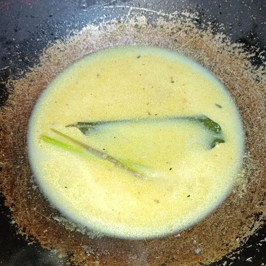 Tambahkan santan yang telah dicampur dengan air. Didihkan. Beri seasoning.