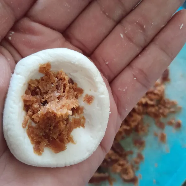 Bulatkan adonan, isi dengan gula merah.