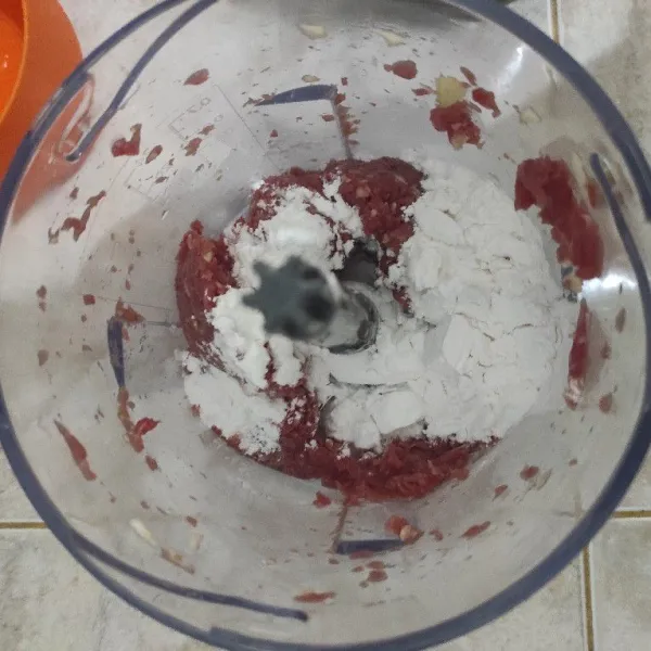 Kemudian masukkan tepung tapioka lalu aduk rata.