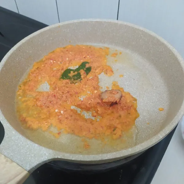 Tumis bumbu halus, daun salam dan lengkuas hingga tanak.