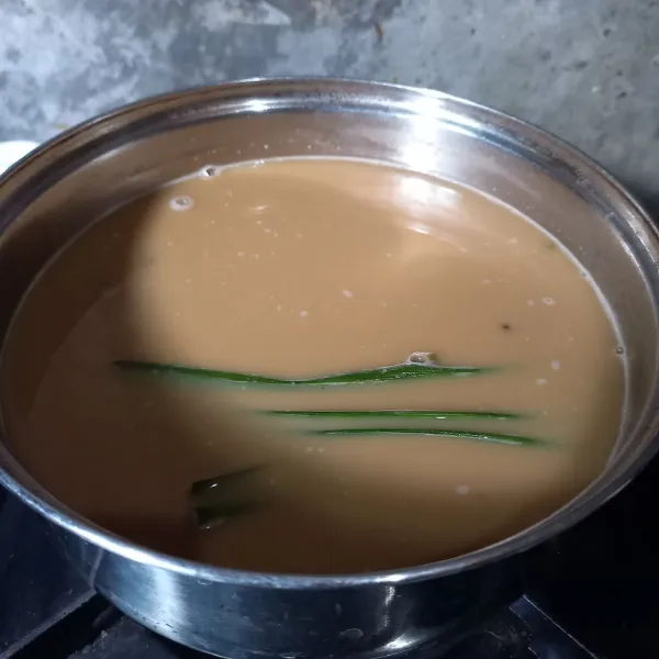 Tuang krimer ke dalam panci. Kemudian aduk sampai mendidih. Tutup panci dan matikan kompor. Diamkan sampai dingin dan kacang hijau empuk sempurna.