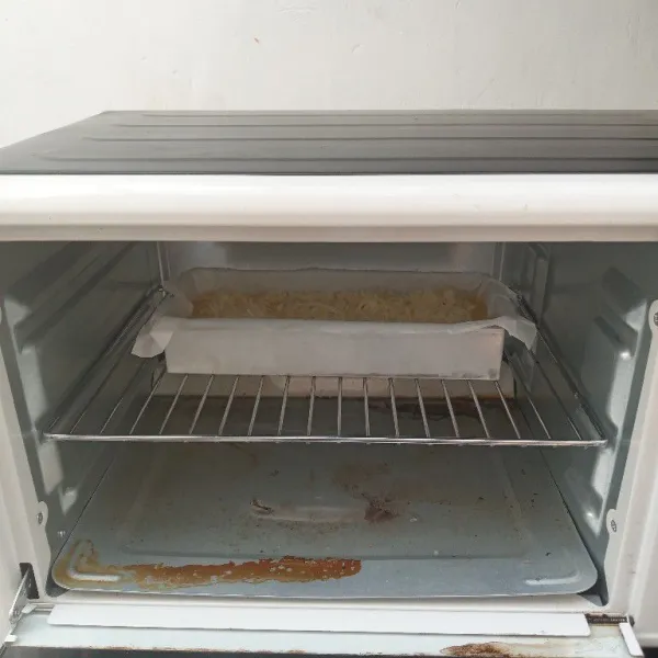Lalu panggang dengan suhu 180°C dengan api atas dan api bawah selama 40 menit.