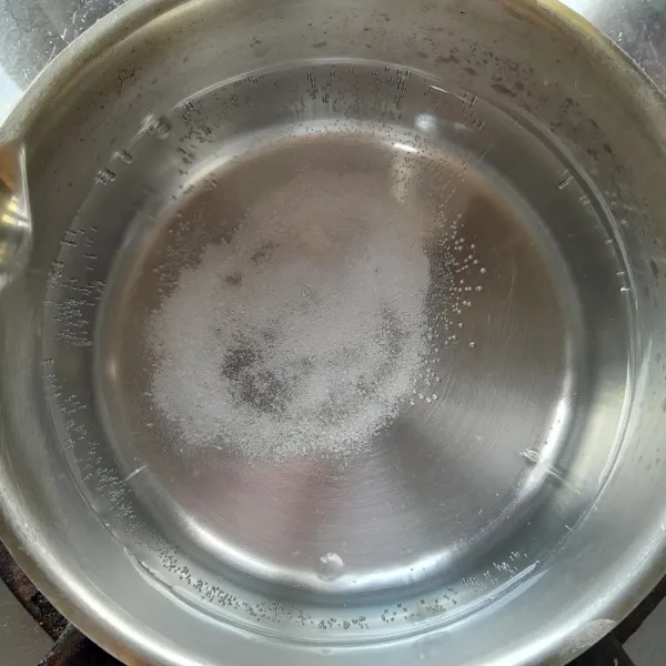 Didihkan secukupnya air dalam panci, tambahkan 1 sdt garam, aduk rata.