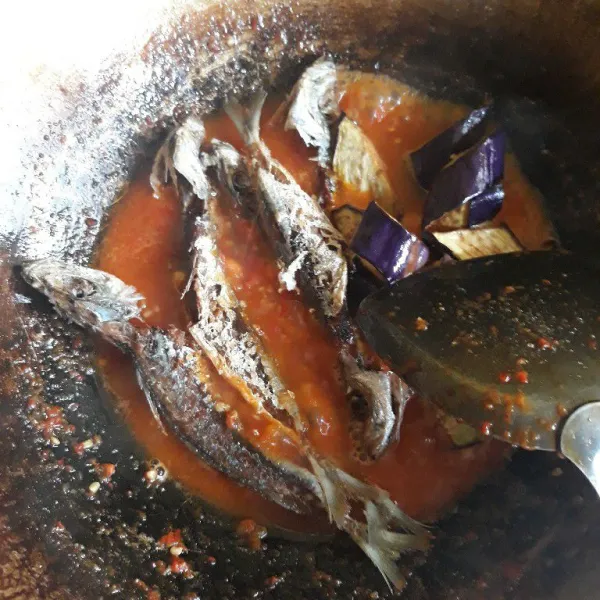 Masukkan ikan dan terong, aduk rata. Angkat dan sajikan.