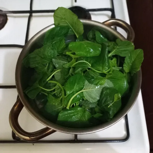 Masukkan daun bayam.