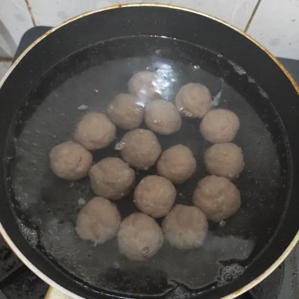 Rebus bakso dengan air yang sudah mendidih, tunggu sampai bakso mengambang. Kemudian angkat dan tiriskan.