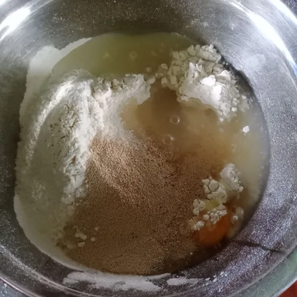 Dalam wadah masukkan tepung terigu, telur, gula pasir, susu bubuk, ragi instan dan air.