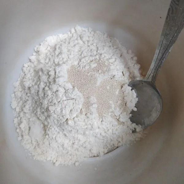 Siapkan wadah, masukkan tepung terigu, ragi, garam dan vanili.