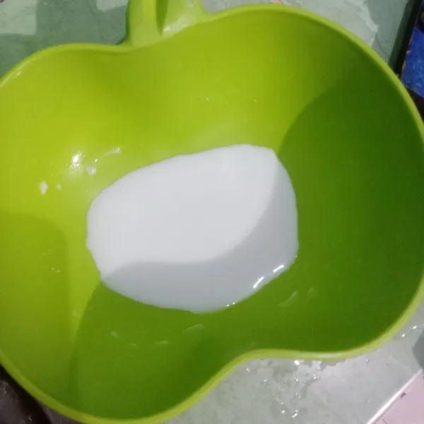 Larutkan tepung maizena dengan air mineral.