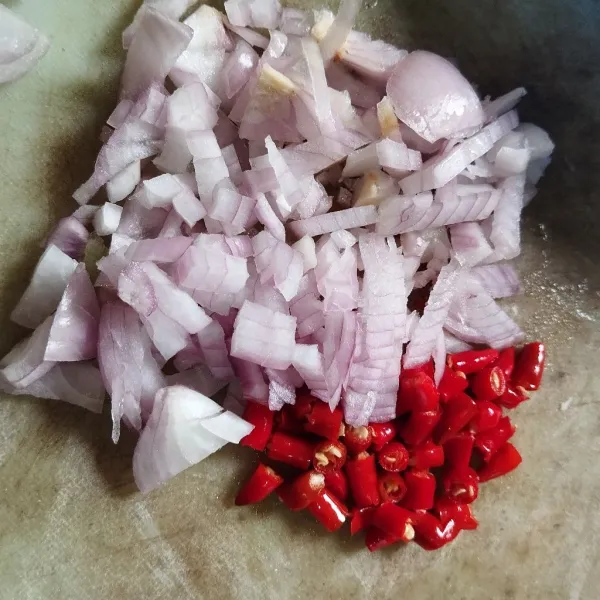 Iris cabe dan cacah bawang merah.