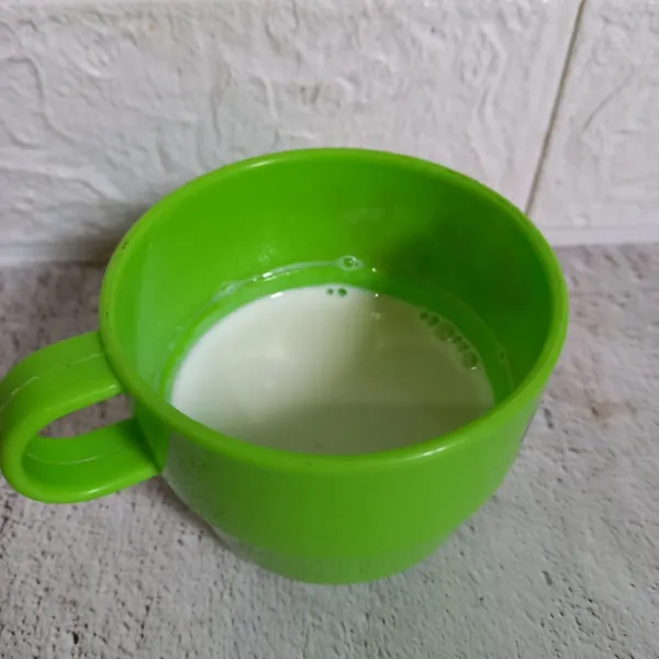 Larutkan krimer bubuk dengan air hangat.