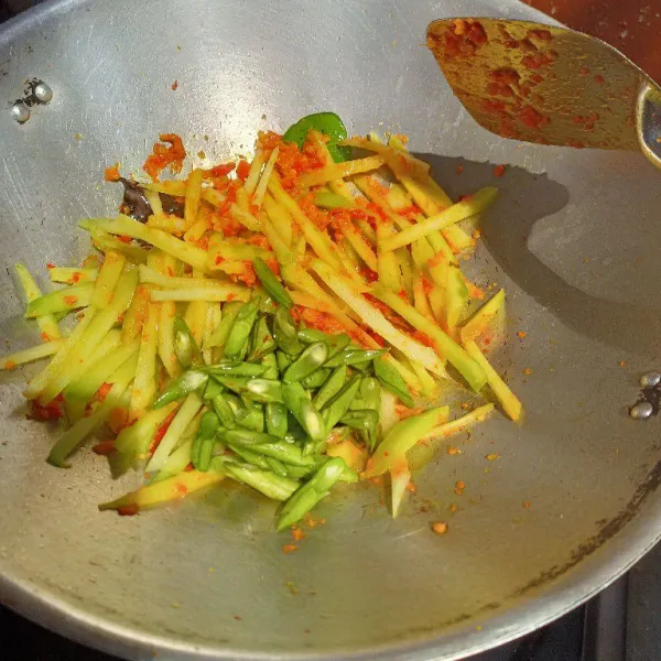 Masukkan buncis kemudian tumis.