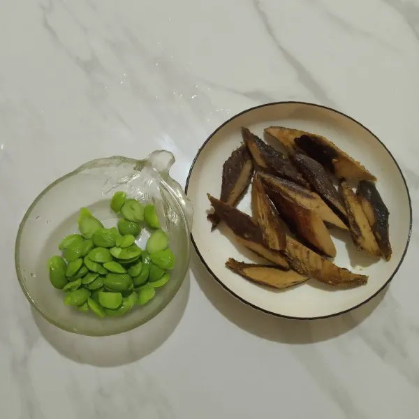 Siapkan irisan petai. Goreng ikan tongkol setengah matang.