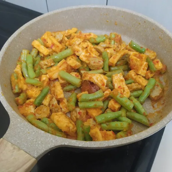 Masak hingga bumbu meresap dan air menyusut, sajikan.
