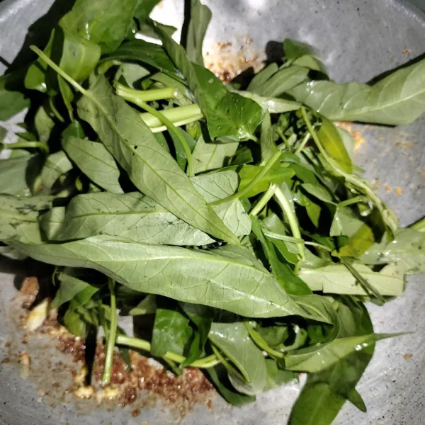 Kemudian masukkan sayur kangkung yang sudah dicuci bersih lalu aduk sampai rata.