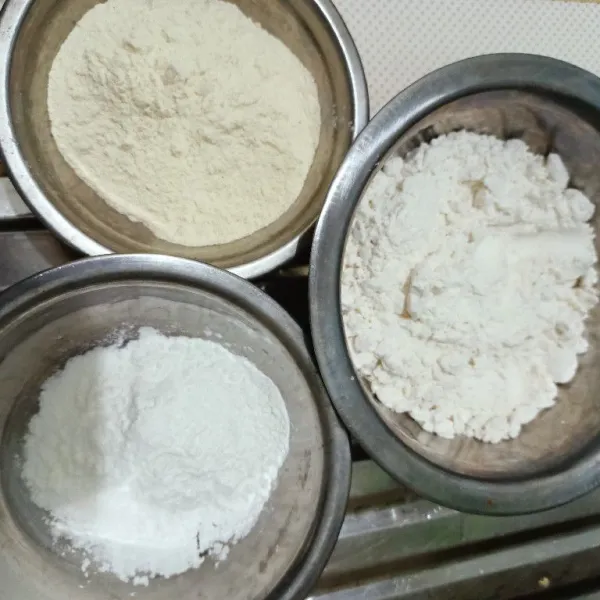 Siapkan tepung terigu, tepung bumbu dan tepung maizena, campur tepung menjadi satu.