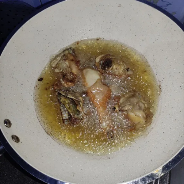 Lalu goreng ayam sampai warna keemasan, angkat dan sisihkan.
