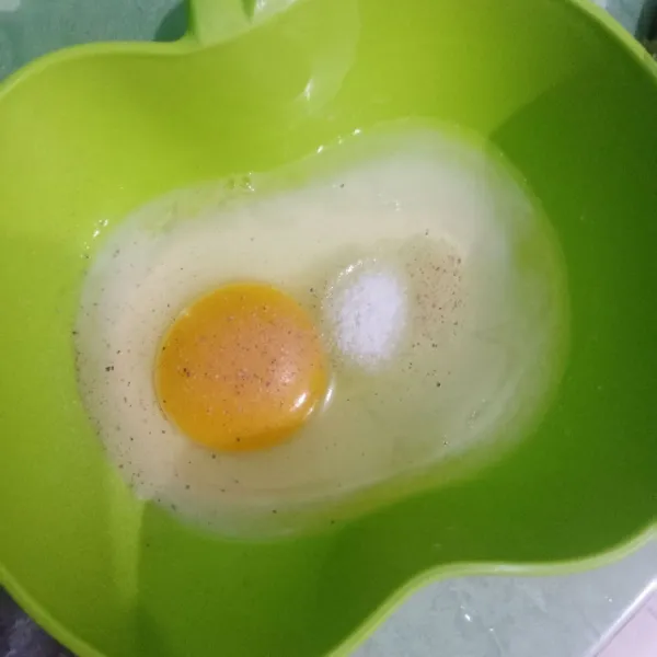 Masukkan telur, lada dan garam lalu kocok lepas.