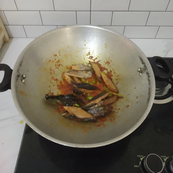Masukkan ikan tongkol dan tambahkan 120 ml air.