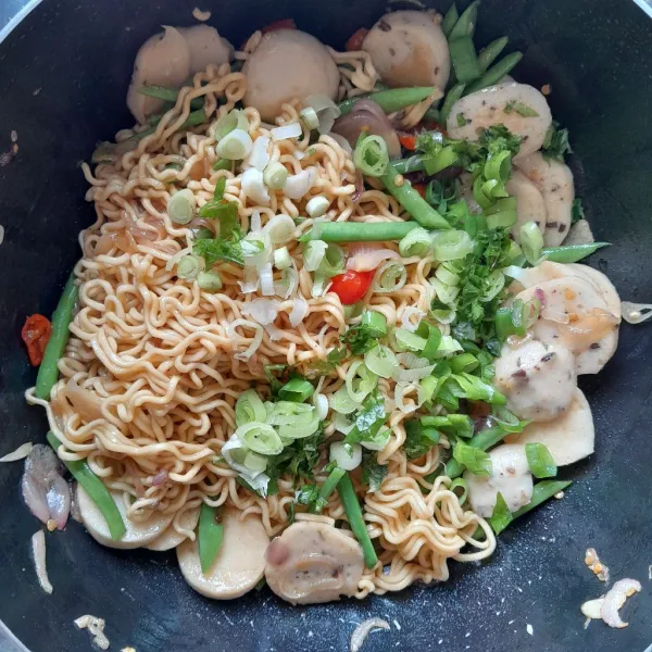 Kemudian masukkan irisan daun bawang dan irisan daun seledri. Aduk rata dan masak hingga daun bawang layu. Koreksi rasa, angkat dan siap disajikan.