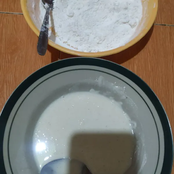 Buat adonan dari tepung bumbu dan air, konsistensi adonan sedang. Siapkan juga tepung terigu kering.