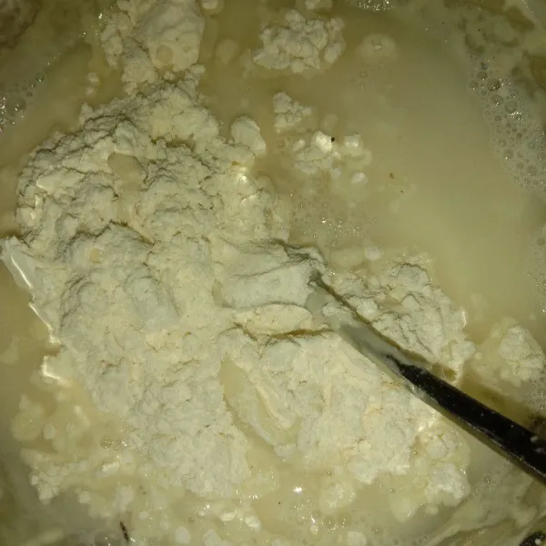 Campur menjadi satu tepung bumbu, tepung terigu dan air di dalam wadah kemudian aduk rata.