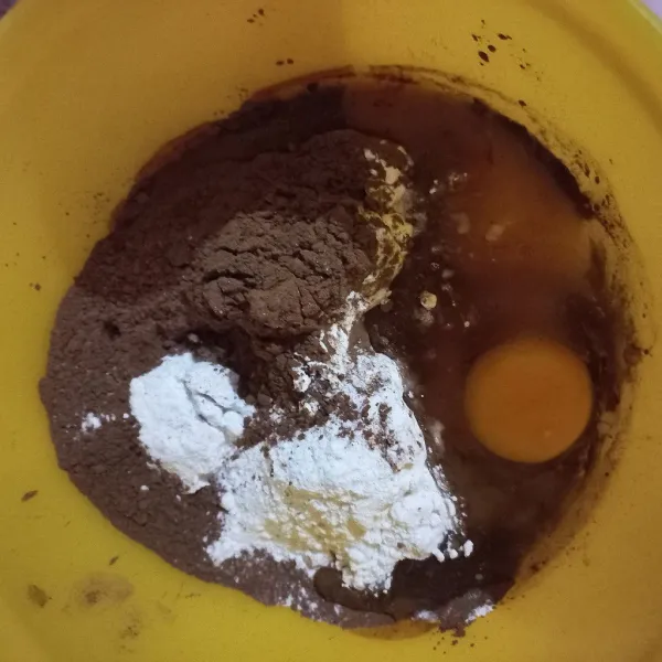 Campurkan semua bahan ke dalam wadah.