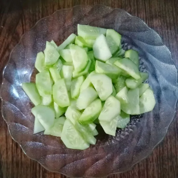 Potong timun sesuai selera.
