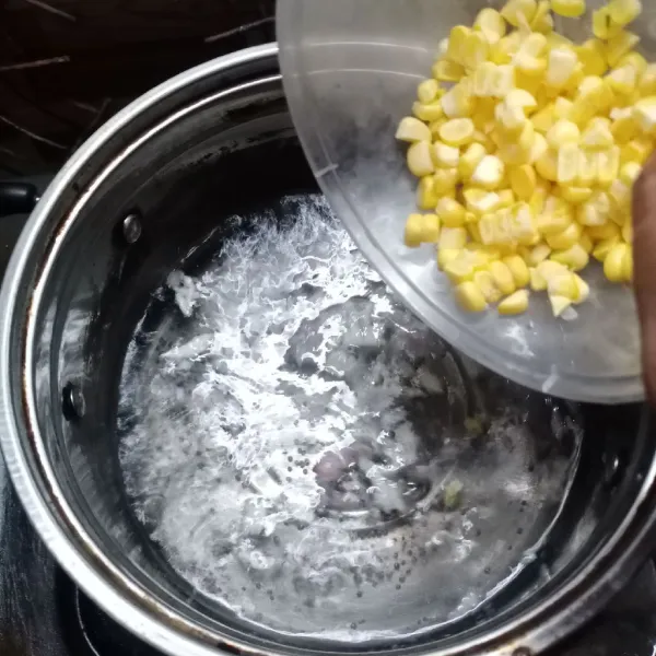 Kemudian masukkan jagung, masak sampai setengah matang.