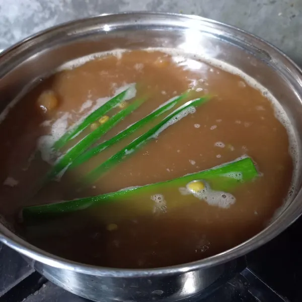 Nyalakan api dan masak lagi sampai gula larut dan meletup-letup.