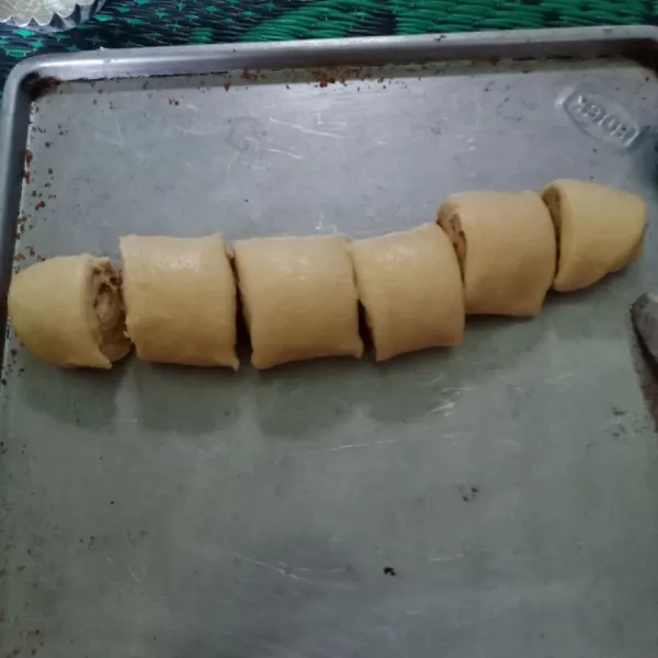 Kemudian gulung dan potong-potong.