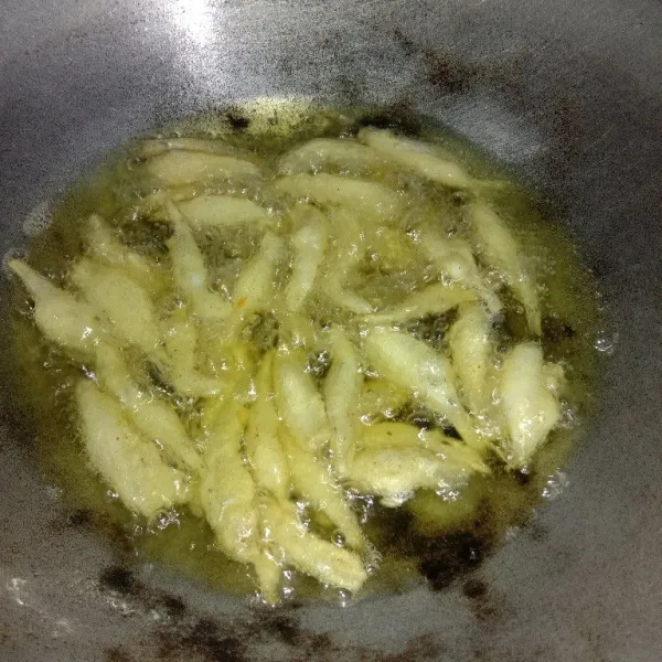 Goreng ikan teri satu demi satu dengan api sedang cenderung kecil.