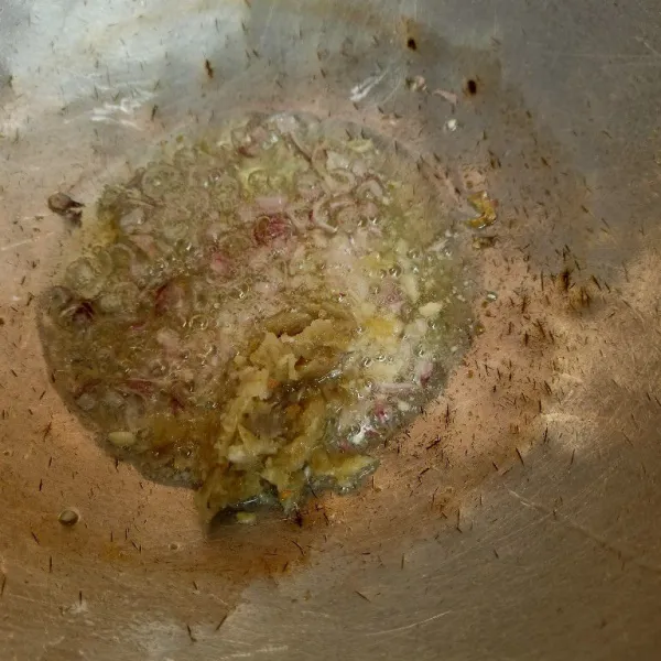 Masukkan bumbu halus kemudian tumis.