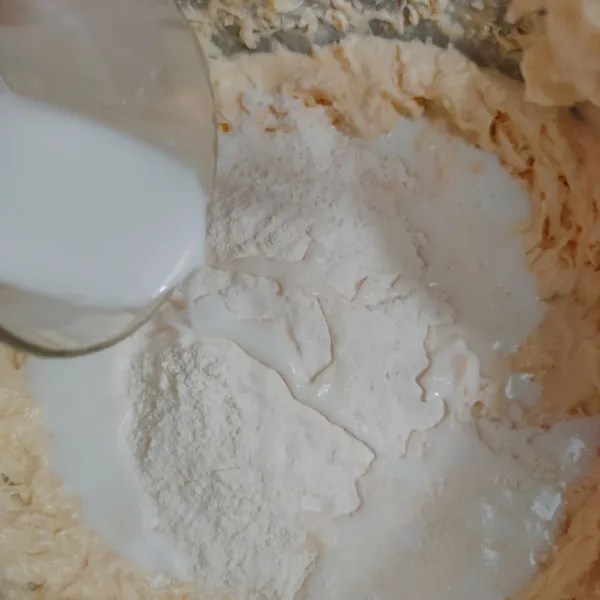 Masukkan tepung terigu, vanili dan santan. Mixer sebentar dengan speed rendah asal rata.