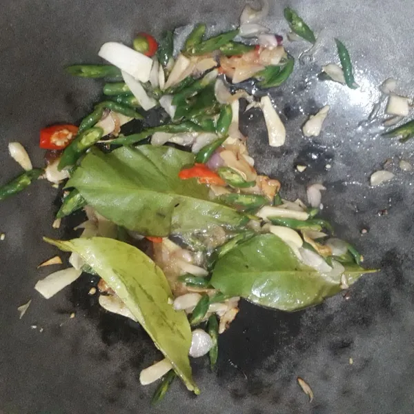 Tumis sampai harum bawang merah dan bawang putih, lalu masukkan daun salam dan cabe.