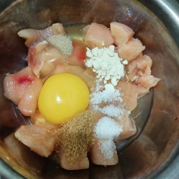 Potong dadu ayam lalu campur dengan telur, garam, lada bubuk.