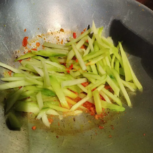 Masukkan labu siam.