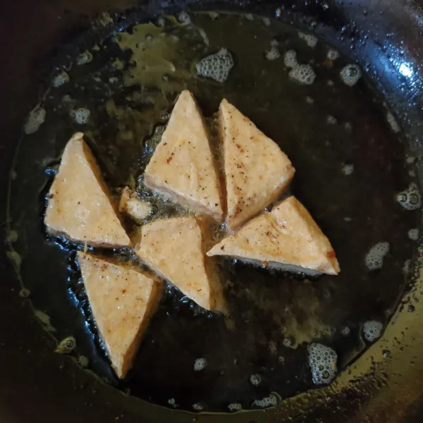 Potong tahu jadi 2, goreng hingga berkulit.