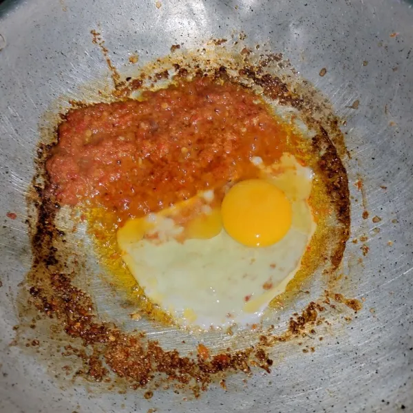Kemudian masukkan telur lalu orak-arik, tambahkan garam, gula pasir dan penyedap rasa lalu aduk sampai rata.